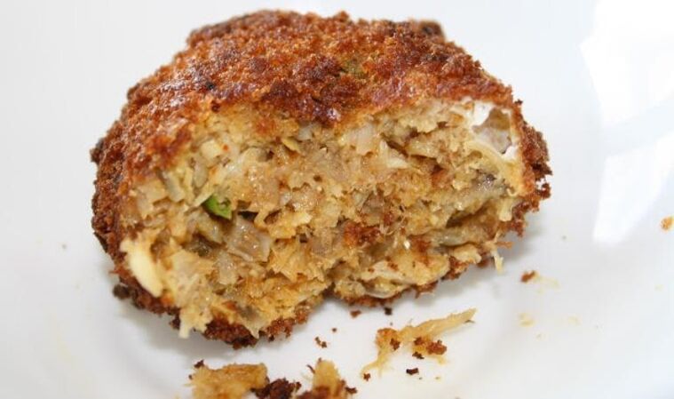 Fish patties are prepared very simply and are suitable for a diet with pancreatitis. 